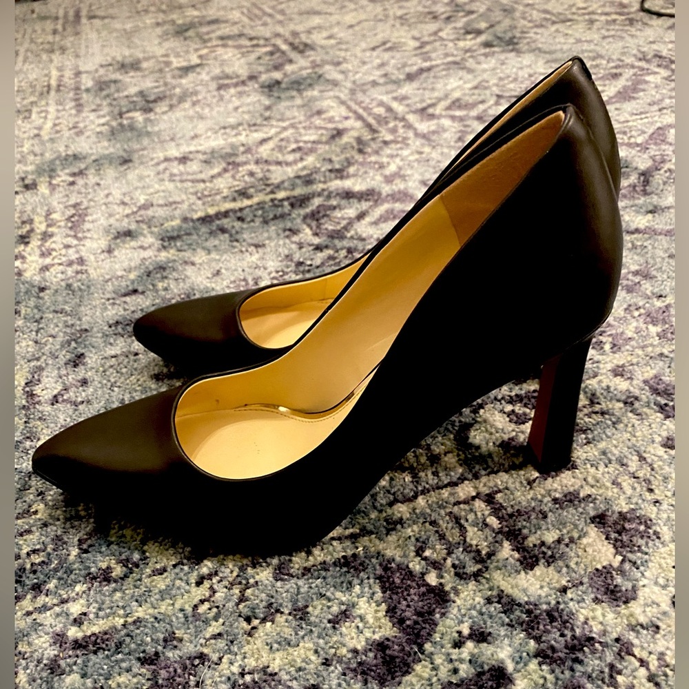 Black leather Jessica Simpson pumps in size 8.